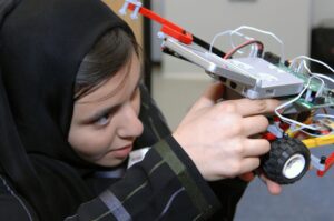 Qatar Foundation University. Qatari woman Student building a robot for the botball competition. arabianEye FZ LLC / Alamy Stock Photo. Sylvie Van Roey/phocal Media. 13 June 2016.
